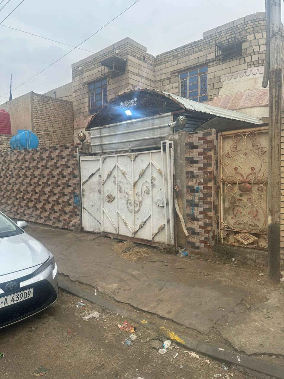 السلام عليكم بيت للبيع طابقين الطابق الثاني شقه طابو صرف مساحة 200 مكان مدينة الصدر أربعمئة دار قرب الساحه  ثاني بيت سعر 230وبي مجال ستفسار *********** من أو ***********
