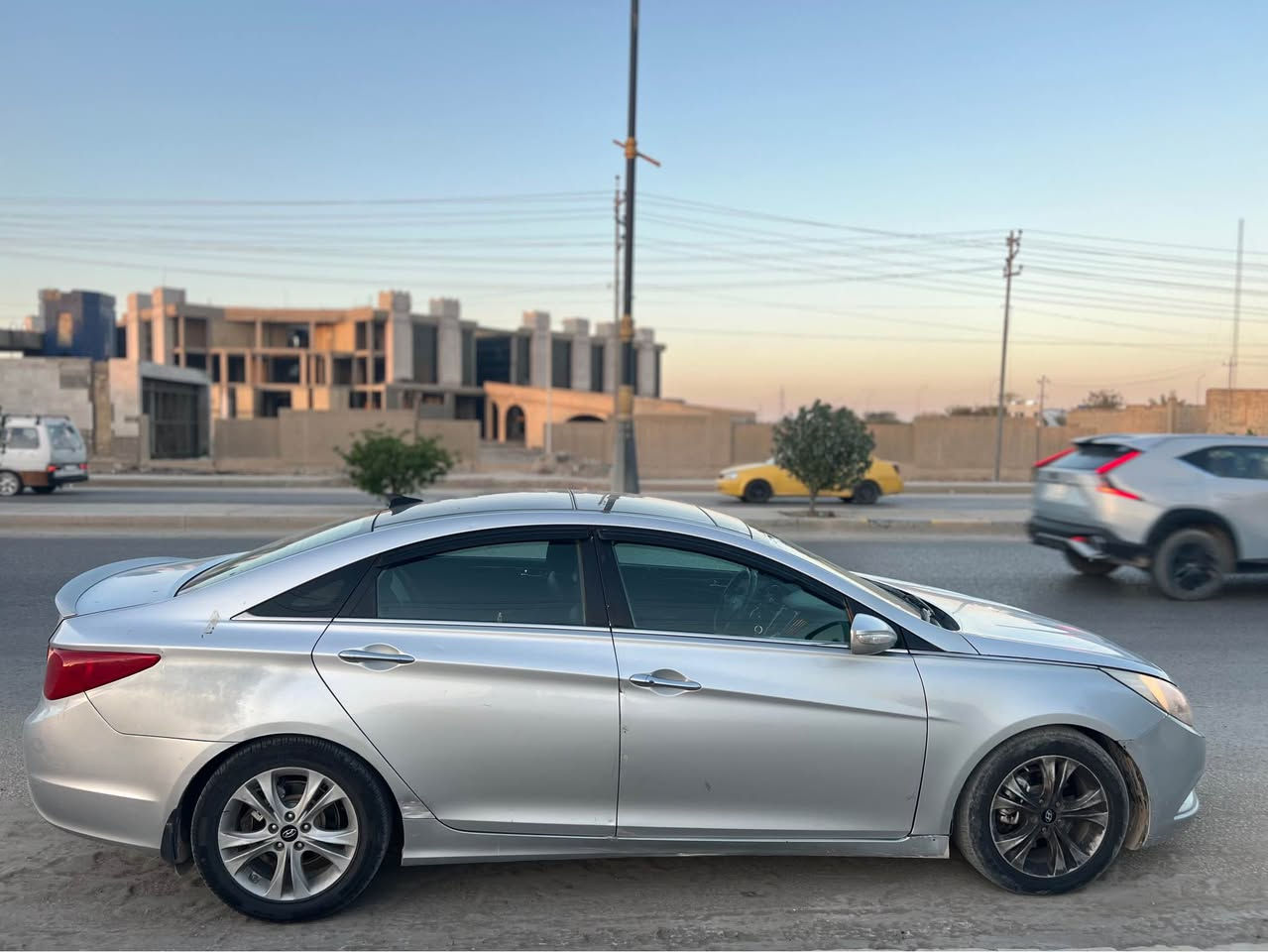 السلام عليكم    ‼️ بيع فقط ‼️

هيونداي سوناتا " أمريكي " 
موديل 2012

مكينة 2000 تيربو 
(بدون دوانز معلة بيها كازكيت)

فول مواصفات { بصمة + بانوراما + قطعتين تبريد خلفي }

🧧تدفئة كشنات 
🧧تحكمات ستيرن شاشة
🧧كشن السايق كهرباء + تدليك 
🧧دوشمة جديد ( براند سبايدر )
⚠️ رقم بغداد انكليزي بأسمي سنوية ٢٠٢٦ الى ٢٠٣١)

حادثها چاملغ امامي عكس السايق و بنيد مبدل فقط
ـ چاملغ خلفي كلير (فقط رش)

العنوان :  بابل - الحلة - شارع ٨٠
 *********** السعر 100 وبيها مجال بسيط حلة, بابل
