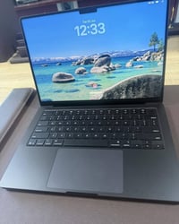 MacBook pro M5 14 inch  Ram 16 👌👌 Hard 512😉😉 نظافة 💯 % Battery  🔋 100%...