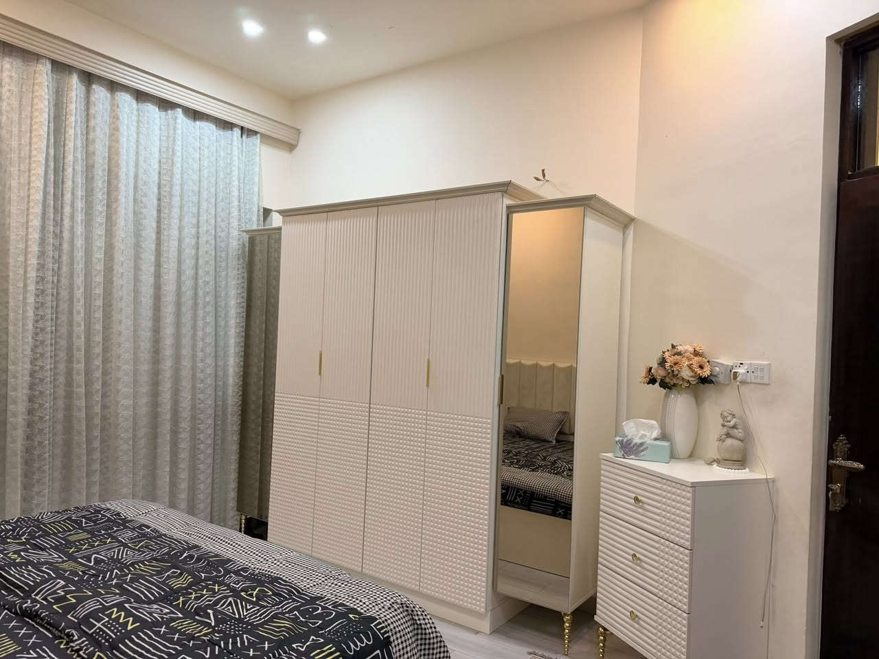 دار للبيع 150متر يحتوي على 3غرف نوم وحولي كبير واستقبال وكراج و4صحيات وسطحين في السريدات مدخل الخفاجات فرع هادئ جدا للاستفسار الاتصال ***********
