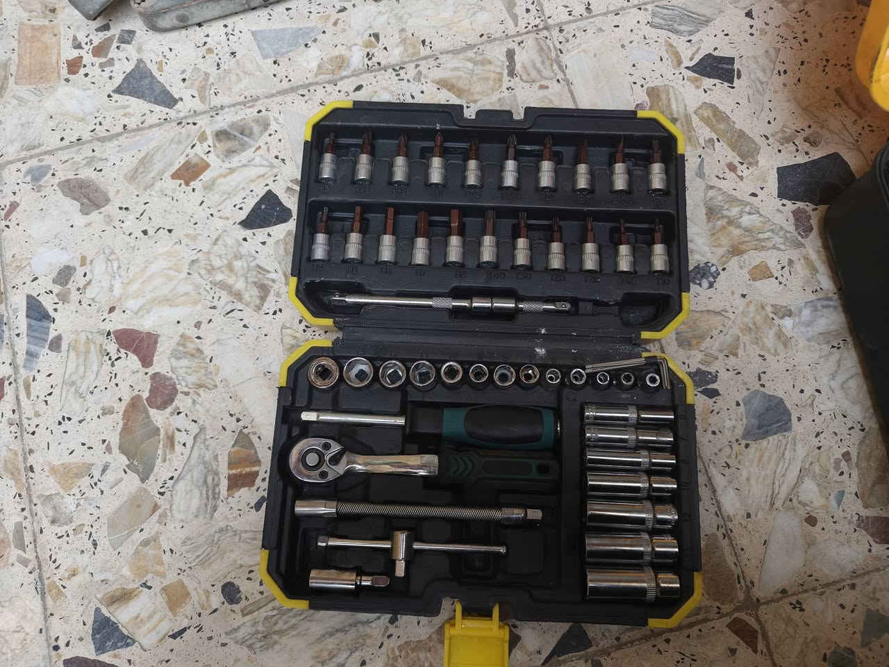 سلام عليكم عده كامله جان عندي محل مال فيتر وعزلت للبيع ابيعهن كلهن شلع ***********
