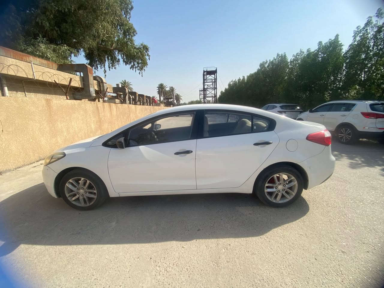 السلام عليكم 
سيراتو خليجي ٢٠١٥ محرك ١٦٠٠ دوش رقم قادسية تحويل ثاني يوم بيهة جاملغين خلفية صبغ اثر خياس وجاملغ امامي كاملة تبريد تايرات باتري جديد مابيهة اي نقص السعر ١٢٠$ وبيهة مجال بسيط العنوان بغداد الدورة  للاستفسار ***********
