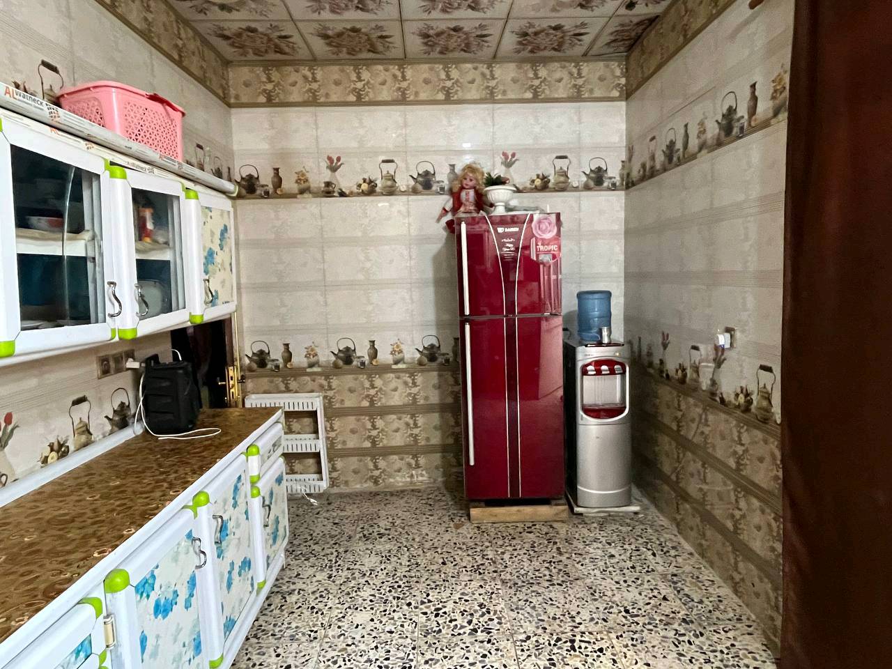 الكوفة البراكية شارع المطار القديم 
نهاية شارع علكم 
120م2 ركن  غرفتين وصالة ومطبخ واستقبال 
صحيات داخلية وخارجية 
صب اساس تسليح
