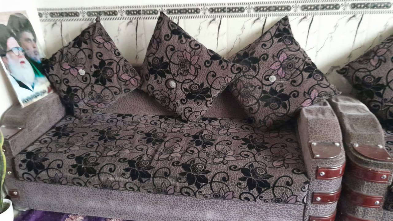 السلام عليكم تخم للبيع سعرة 100 
10 مقاعد نضيف جداا 
الرقم***********
