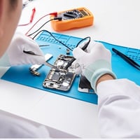 اخوان ابني شاب يصلح موبايلات بطريقة احترافيه بس ماعندو محل الي عندو جه...