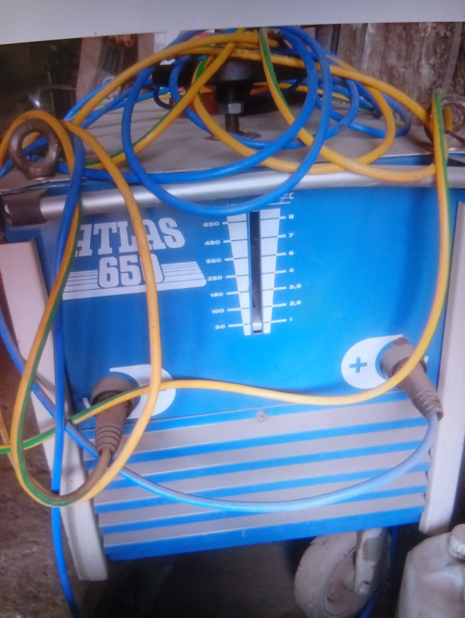 السلام عليكم مكينة لحيم وزن250،،،كيلو ثري فيز ***********,,,واتس،،او ماسنجر
