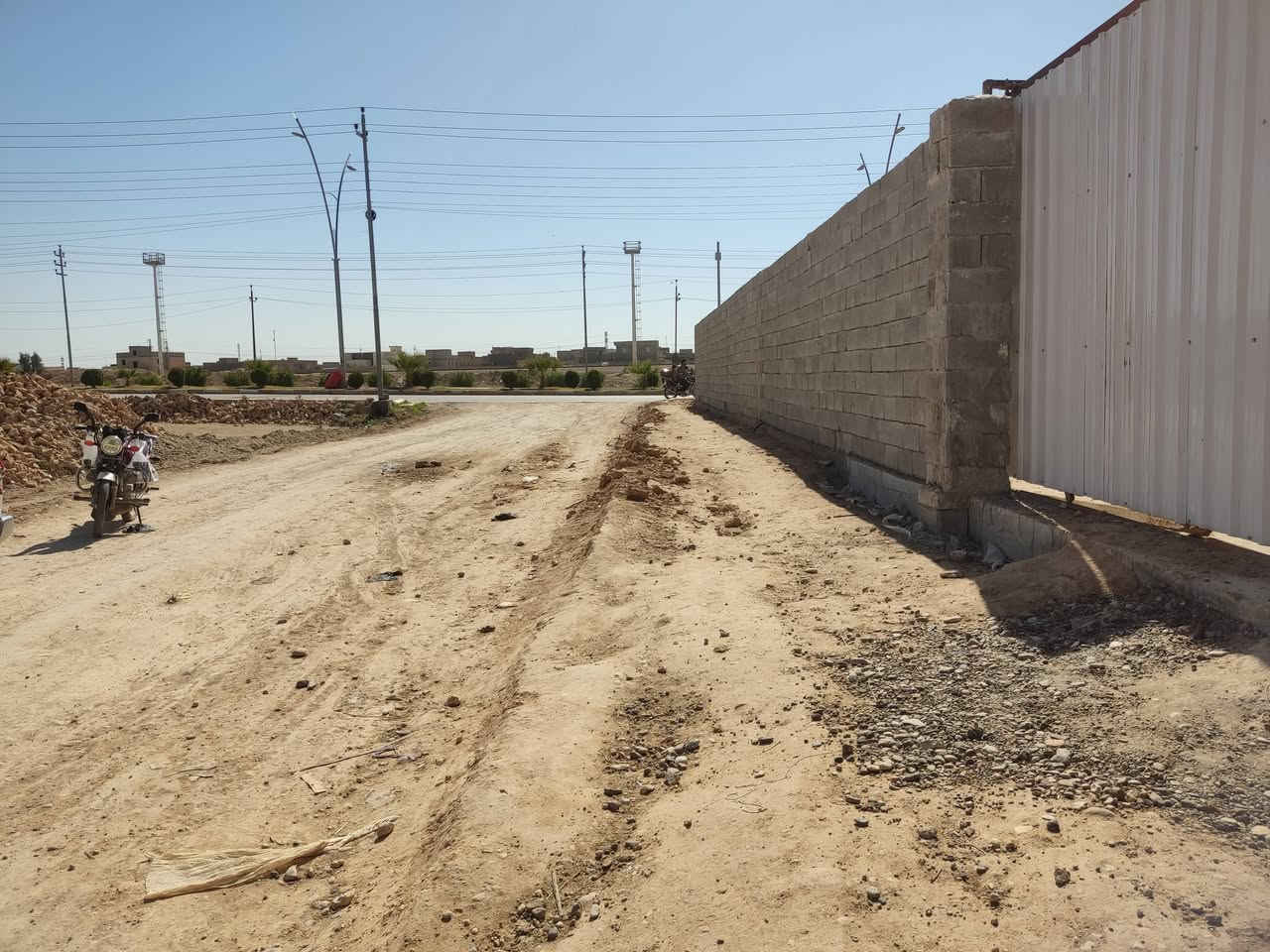 السلام عليكم ورحمة الله وبركاته 
عرض #جديد /  وبيع مستعجل 
متوفر #قطعة ارض للبيع داخلة ضمن الطابو تطوب مستقبلاً 
حالياً (غير مطوبه) 
موقع ممتناز جداً  قطعة ما تضيع  
#تبعد ( 30 متر ) فقط عن السايدين  شارع عريض 10 متر
#الموقع/ القائم حصيبة / الشارع السايدين الحولي الجنوبي الشارع السايدين الرابط بين مجمع السكك وال34 دار 
#التفاصيل/ قطعة عدله ومسيجه وجاهزه للبناء كما موضح بالصور 
#المساحة / 450 متر² 
#السعر/ #ب38_مليون وبيها مجال عمله قريب 
للشراء راسلني او اتصل بـ ***********
