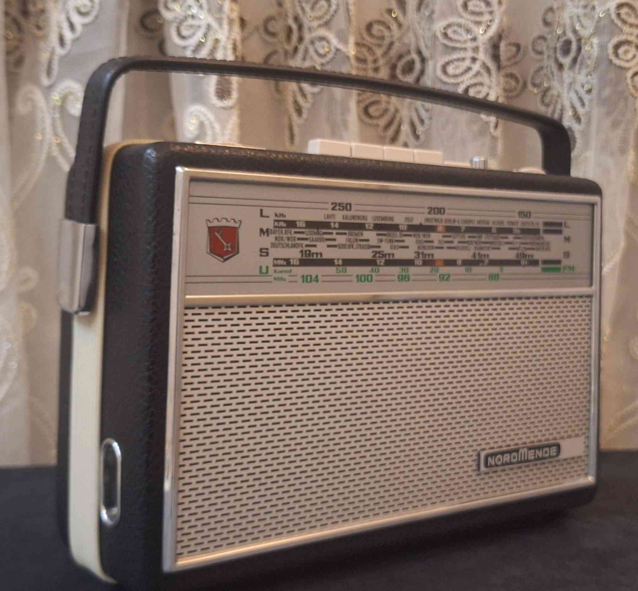 رادیو نوردمندی الماني  اصلي نسبة نضافة ۹۷٪۱۰۰  وزن ثقیل نضیف جدا انتاج سنة 1967 یعمل  علی کهرباء  220  فولت محاویلة خارجي و 4 باتري وصط جهاز كامل شغال    موجات رادیو  
FM   MW     LW  SW
توصیل   للحجز مراسلة الصفحة او مراسلة واتساب على الرقم ***********
