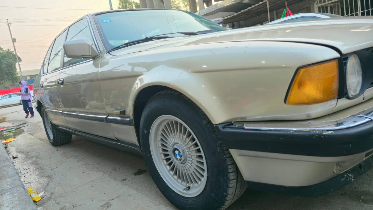 السلام عليكم بيئم 730 موديل 89 السياره كلهاا على بلاد مكفوله من اي ضربه مصبوغه عام فقط جماليه تخم تاير گير ومكينه مكفولات كهربائيات على البلاد بدون اي جطل غرفه جديده تخو ويل شعاع اصلي السياره ترايك للبصره السعر 49 وبيها مجال السياره مال جناي عنواني بغداد حي النصر ***********
