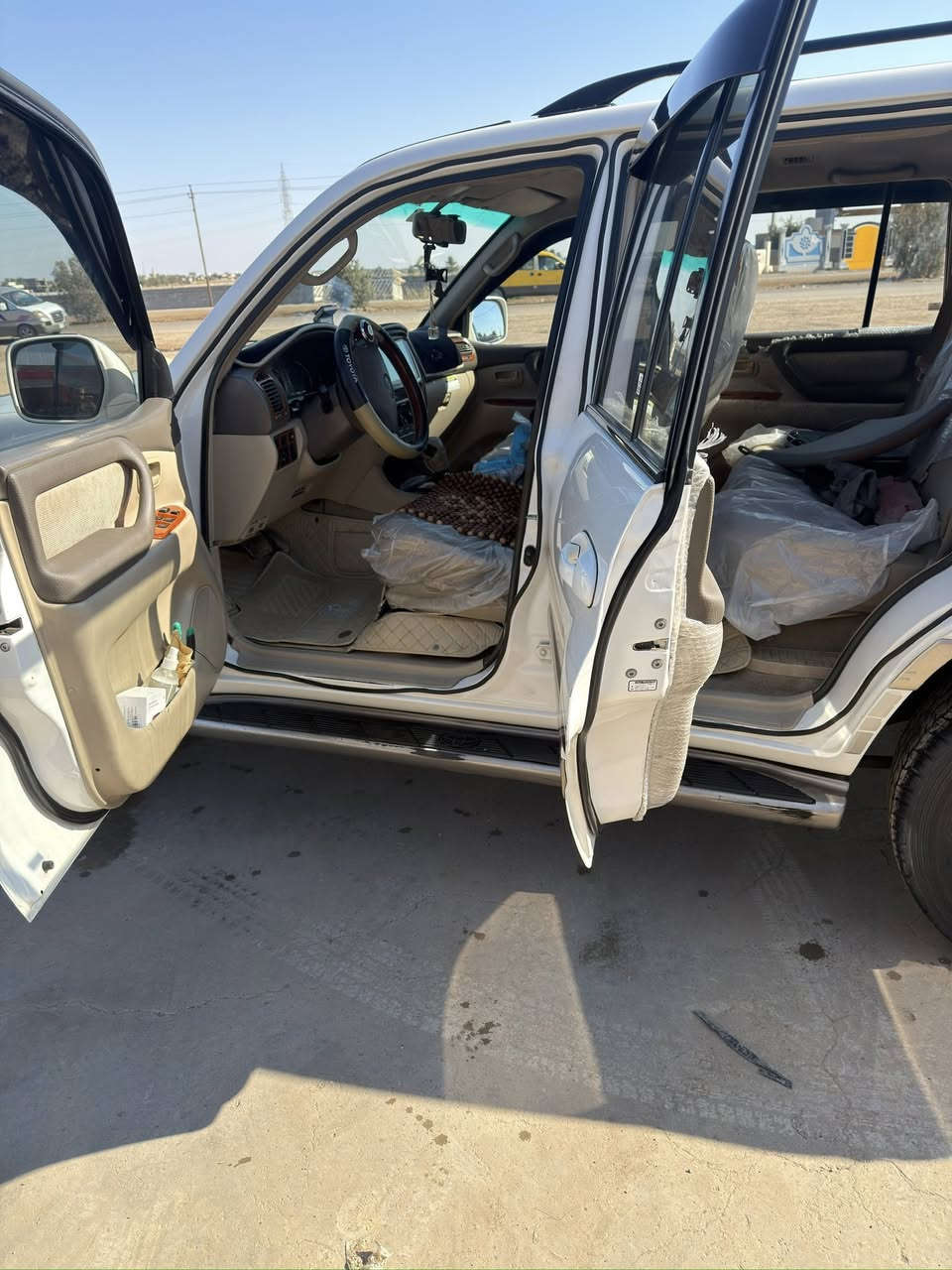 السلام عليكم اخوان /لاندكروز 2005 ياباني الاصلي سعودي /فول عدى الفتحة شادلها بصمه إطفاء وتشغيل عن بعد /دبل تانكي / رقم سليمانيه باسمي تريد تحويل بكلر تريد بسليمانيه بيها صبغ قليل حافهبالجنطه وشبر بالجامرلغ امامي صبغ 
باقي كفاله حداديه جديد (السعر 195 )وبيها مجال العنوان ديالى *********** بلا زحمه بس الشراي يتصل وربي يرزق الجميع
