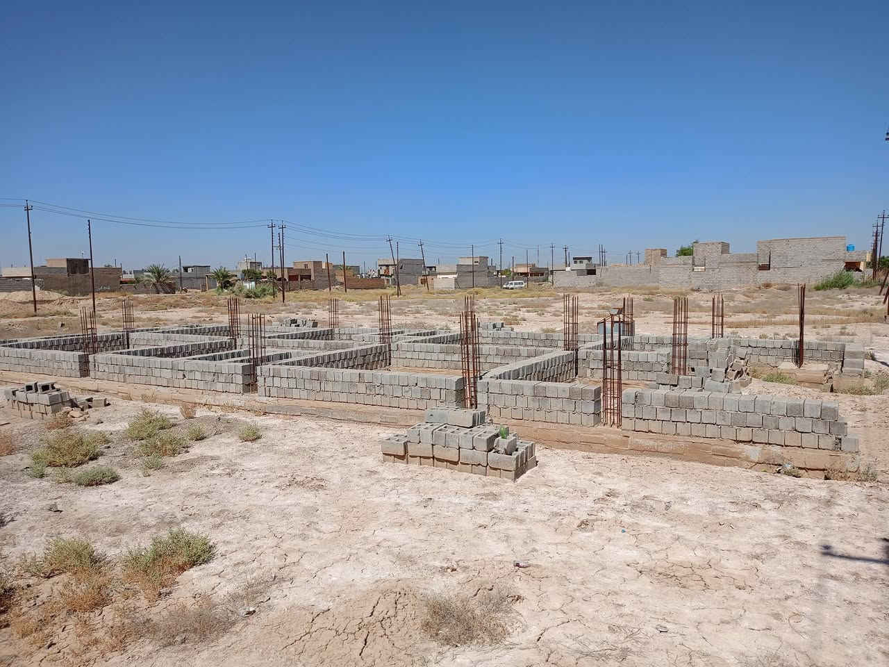 للبيع
نصف قطعة ارض ١٢٥ متر واجه ٥ نزال ٢٥ 
طابو صرف تحتوي على رفت وخريطة جاهزة تجارية على شارع الكهرباء الرئيسي 
مكان الارض ديالى قرب مجمع الغالبية السكني 
رقم صاحب الارض 
***********
