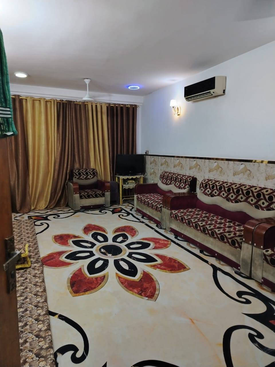 ١٥٠م للبيع حي الجهاد الحمدانية 
طابقين ونص ٥ غرف نوم 
سعر مناسب 
الاستفسار 
***********
