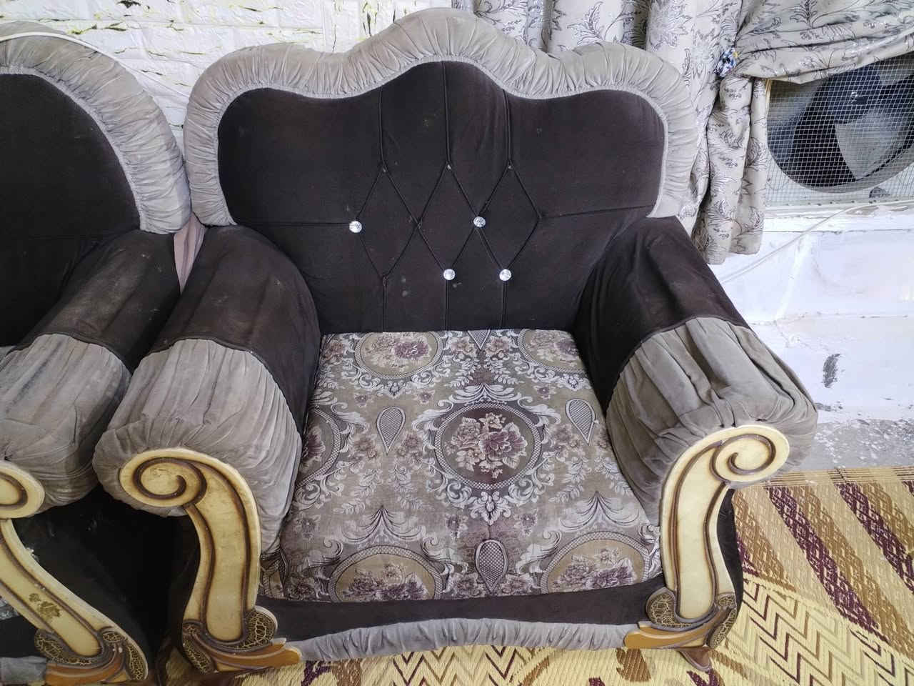 السلام عليكم تخم 5 مقاعد للبيع مكانه كربلاء سعره ٣٠٠ للاستفسار ***********
