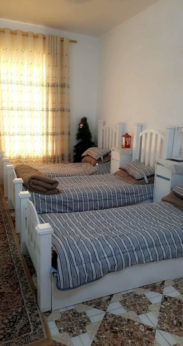 🏡 للبيع – منزل مميز في حي المصطفى / شارع الجامع
📍 الموقع: حي المصطفى – شارع الجامع

🔹 مساحة الأرض: 160 م²
🔹 السعر: 120 مليون دينار عراقي (قابل للتفاوض)

يتكون المنزل من طابقين:

الطابق الأول:

- غرفة نوم 5×5
- مطبخ 4×4
- استقبال 4×6
- صالة بطول المنزل
- منور (طرمة) بطول البيت
- صحيات داخلية وخارجية
- كليدور مدخل

الطابق الثاني:

- صالة
- غرفتان:
  - 4×6
  - 5×5

✨ مميزات المنزل:

- السطح مفرش بالكامل.
- البيت مفرش بالكامل وجاهز للسكن.
- تصميم عملي وموقع مميز.

📞 للاستفسار أو حجز موعد للمعاينة:
***********
