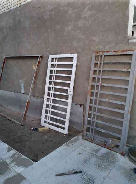 باب و اطار منزل حديد جديد ، ما شادينه و جديد 
عرض مترين (225 سانتي)
سعر 150 الف 
اتواصل ويا رقم *********** و توصيل موجود النجف
