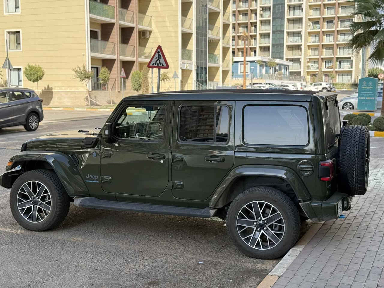 رقم السيارة :بغداد 
موقع السيارة :سامراء  
نوع السيارة : جيب رانكلر سومنت فول 
موديل السيارة : 2024 
المسافة المقطوعة:55000 
حجم محرك 4 سلندر هايبرد 4XE

مواصفات: سومنت 

بصمة تشغيل 
بصمة ابواب 
كراسي تدفئة وجلد كامي 
ستيرن تدفئة 
تشغيل عن بعد 
تبريد قطعتين 
دفع رباعي 4*4 
تحكمات تحديد سرعة اوامر صوتية 
شاشة كبيرة 
كاميرات عدد 2 امامي وخلفي 
سستم سماعة البني 
انظمة hybrid.electric.saev 
تراكشن مانع انزلاق 
نظام اوتو ستوب 
لايت زينون LED
سقف بانوراما كهربائي 
حساس خلفي 
رادار خروج عن المسار 
رادار خلفي 
رادار امامي 
رادار نقطة عمياء 
دبل بصمة 

السعر 35000$ مجال بسيط
للأستفسار :  

***********
