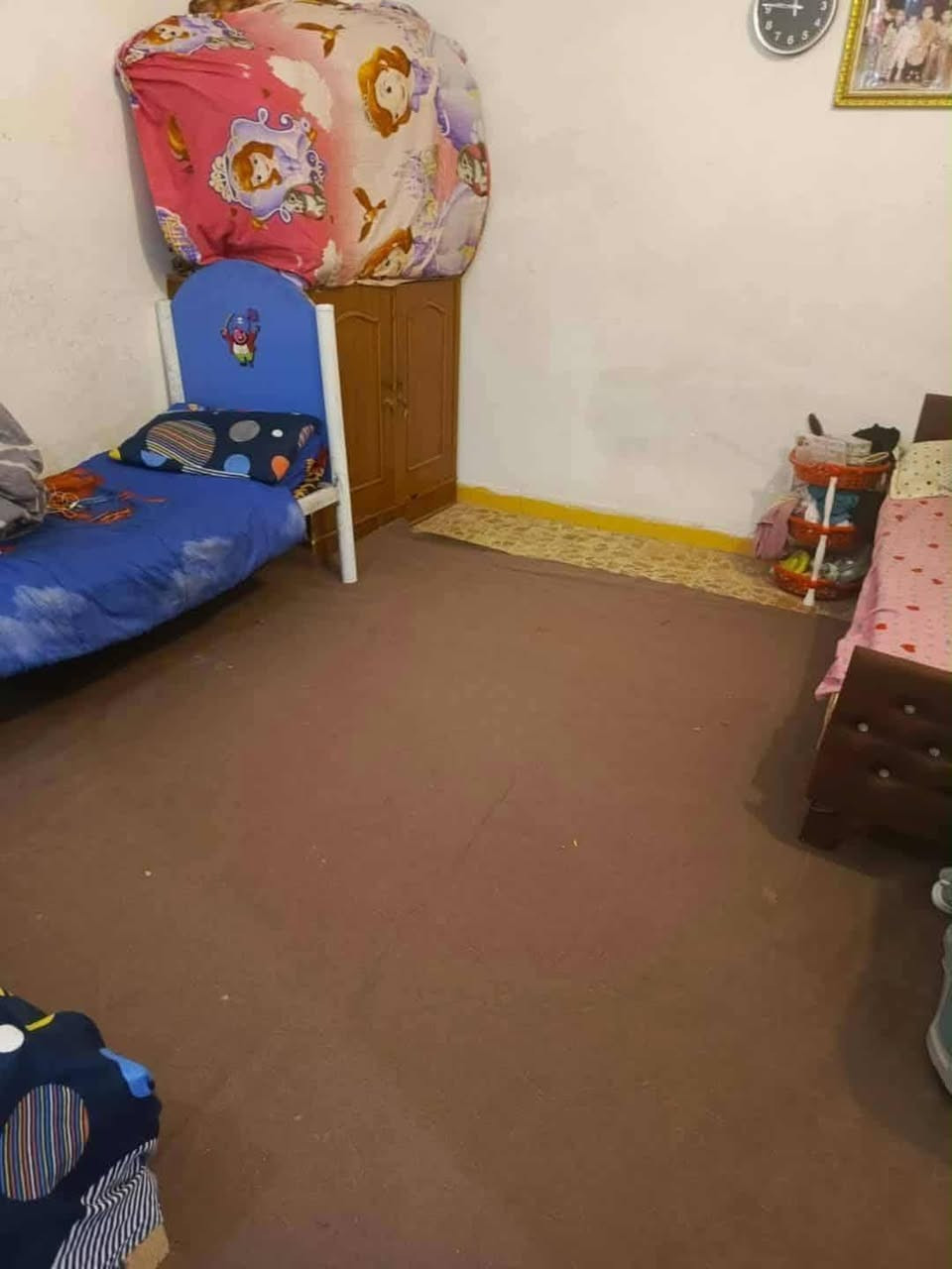 سلام عليكم عندي بيت 100 متر حي الوفاء داله جامع ام البنين شارع تبليط ارض الشارع 15 البيت قريب على الشارع العام الرئيسي السعر 137 البيع مستعجل رقمي موجود وبي مجال اللي يحب يخابر البيت طابقين بي ثلاث غرف منام البيت حلو نظيف***********☎️📞
