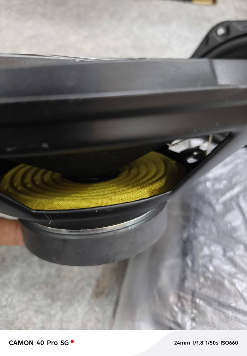 السعر مع توصيل ٤٥
Speakers) شكل بيضاوي، وغالباً قياسها 6×9 إنج.
🔊 التفاصيل:
الماركة المكتوبة: PETERS
الموديل: TS-A6995S
القدرة المكتوبة:
240 واط (Max)
40 واط (RMS) (القوة الحقيقية)
النوع: 3-Way Speaker (ثلاثي) يعني بيها:
ووفر (Bass)
ميد (Mid)
تويتر (Treble)


**إذا كنت صاحب هذا الإعلان وتريد حذفه لأي سبب، رجاءا أرسل رسالة إلى الدعم الفني**