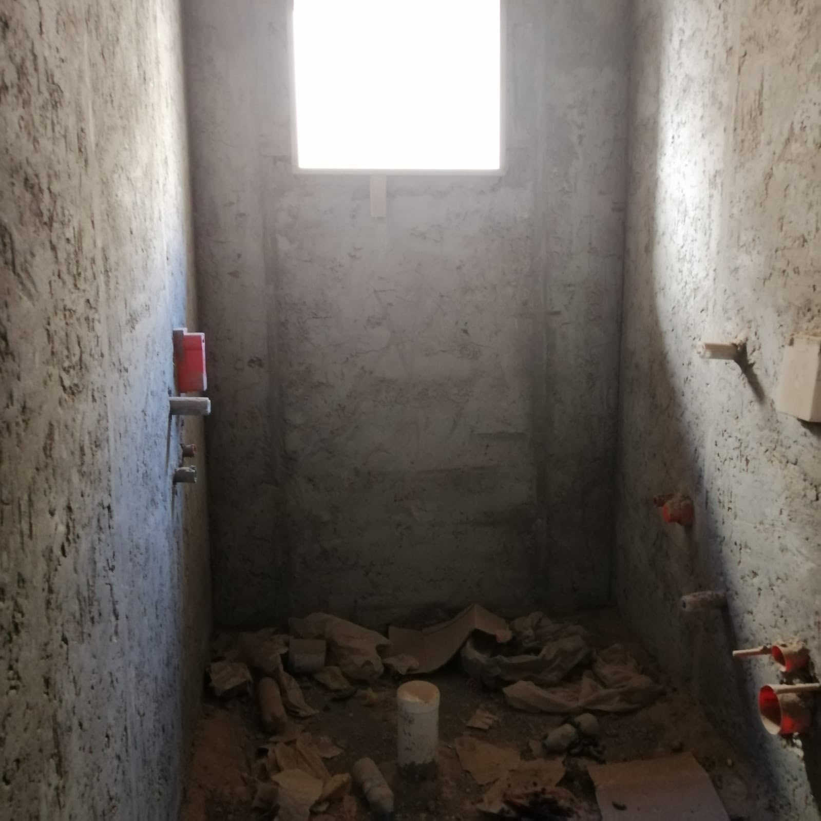 دار للبيع في مجمع Golden Villas خلف مجمع بيتي
دار جديد بناء حديث مساحة ٢٠٠ متر طابقين مقابل حديقة ومتنزه يتكون من ٣ غرف نوم كبيرة وهول ومطبخ و ٤ مجموعات صحية وحمامات وگراج وحديقة بناء وتعديل مكتب هندسي تغليف واجهة مرمر سطح طابقين شتايگر وفوم أساس رفت وبادلو بارتفاع ٤٠ سم خلاطات وحمامات دفن وتعليق ماركة Grohe... المجمع متكامل الخدمات من شوارع تبليط وأرصفة ومجاري وانارة... . المتبقي البياض وسيراميك الارضيات والابواب الداخلية.. السعر الملوب ١٣٥ مليون دينار... لاتصال ***********
