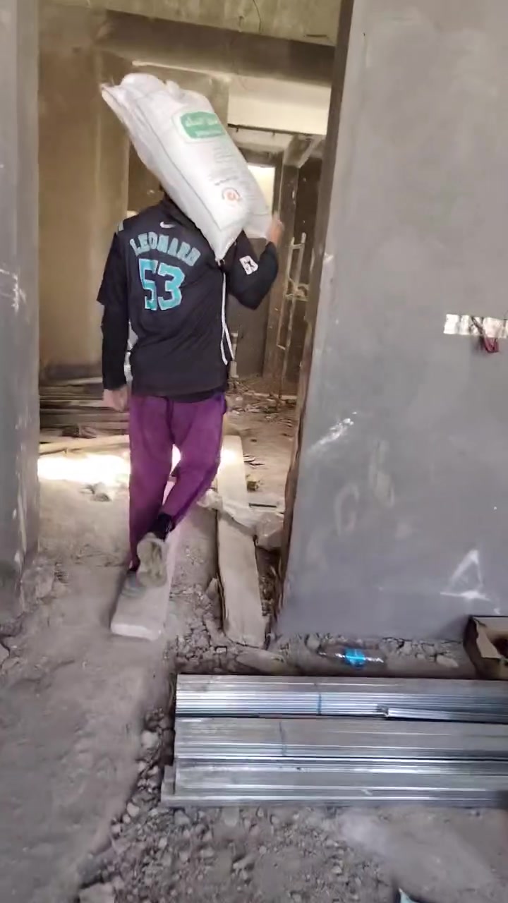 عمال تصعيد مواد لبخ تدخيل سبيس صبت نضافه تفليش
تنضيف نقاض  ***********
