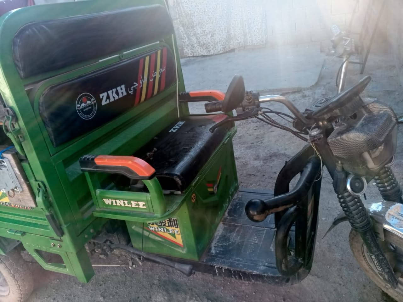 سلام عليكم ستوته شحن مال شعر بنات للبيع وباتريات 6 والمكان الشعله السعر 1400 
وبيه مجال رقم ***********
