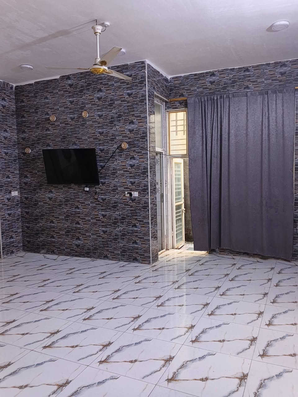 بيت شارع الطهمازيه خلف مركز شرطة سيف سعد عن شارع الطهمازيه 500 ثاني بيت عن الاروئي نقص تطبيق فرشي وتطبيق الدرج المساحه 250 اكثر تفاصيل اتصل ***********
