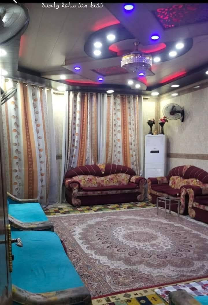 سلام عليكم بيت في حي الجامعه طابقين 200م بناء حديث يحتوي على 6غرف نوم وصاله واستقبال  وتخاريج وبناء درجه اولى مال جنيان السعر مناسب خاص للاستفسار على ارقام التاليه***********
