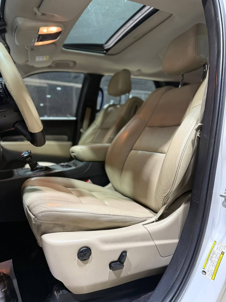 #دورنكو خليجي GT
#الضرر : السيارة مكفولة كفالة عامة ( بدون ضرر ) عدا بارد قليل جدا في الباب الخلفي
#الرقم : مرقم بغداد

#المواصفات :

▪️دوج دورانكو لون ابيض
▪️الموديل : 2020
▪️المحرك : . 3.6L . V6 (ستة سلندر)
▪️العداد : 90 الف ميل حقيقي
▪️حجم الويل : ويل كب حجم 20
▪️بصمات للابواب عدد 2 مع بصمة جنطة وبصمة تشغيل وتشغيل عن بعد
▪️لايتات زينون عالي وناصي مع حاجب LED مع كشافات دعامية زينون
▪️فتحة سقف ( سلايد روف )
▪️حساسات خلفية اصل
▪️كامرة خلفية دوارة اصل
▪️شاشة الدشبول كبيرة للتحكم بايعازات السيارات
▪️تحكم فول كهرباء لكرسي السائق والراكب
▪️غرفة السيارة جلد بيجي اصل
▪️تبريد و تدفئة لكشنات المقدمة
▪️گير شفتر بالستيرن للتحكم بالگير العادي
▪️سستم صوت
▪️اشاير بلمرايا الجانبية 
▪️يدات الابواب نيكل
▪️تحكم ستيرن جهتين بلوتوث وحاكية وكروس سرعة وتحكم صوت 
▪️منافذ USB امامي وخلفي
▪️نظام ABS مانع انزلاق
▪️السيارة وكالة هارم جديدة وبوضع الشركة .

السعر المطلوب : 285 $ورقة 
 
الاتصال على : ***********
#النجف
