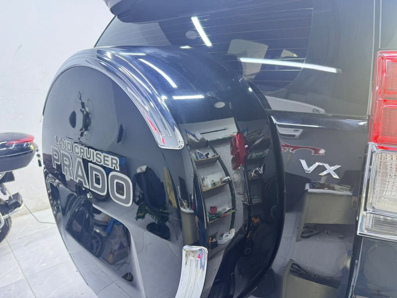 السلام عليكم ورحمة الله للبيع تيوتا برادو 2013 خليجي VX تخم تاير كل السياره علا وضع الشركه كير ومحرك وصدر كله شركه رقم أربيل الجديد صبغ كفاله بيها مكانين بارد فقط وبيها سونار 6 سلندر 7 راكب 3 قطع تبريد ستيرن كهربائي مري شفط فتحه وبصمه ثلاجه وسطيه رقم وسنويه وهزه كلها جديده تحويل مباشر سعرها 285 وبيها مجال قليل الشراي يتصل مكانها بالرمادي 
***********
