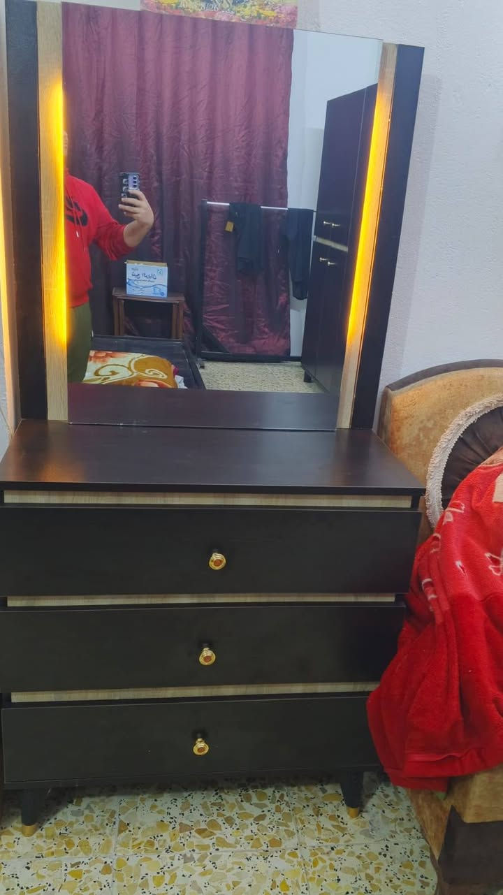 السلام عليكم غرفه للبيع سبع قطع أريدها بسعرها500وبيهامجال بسيط ممستعمله الله شاهد ***********
