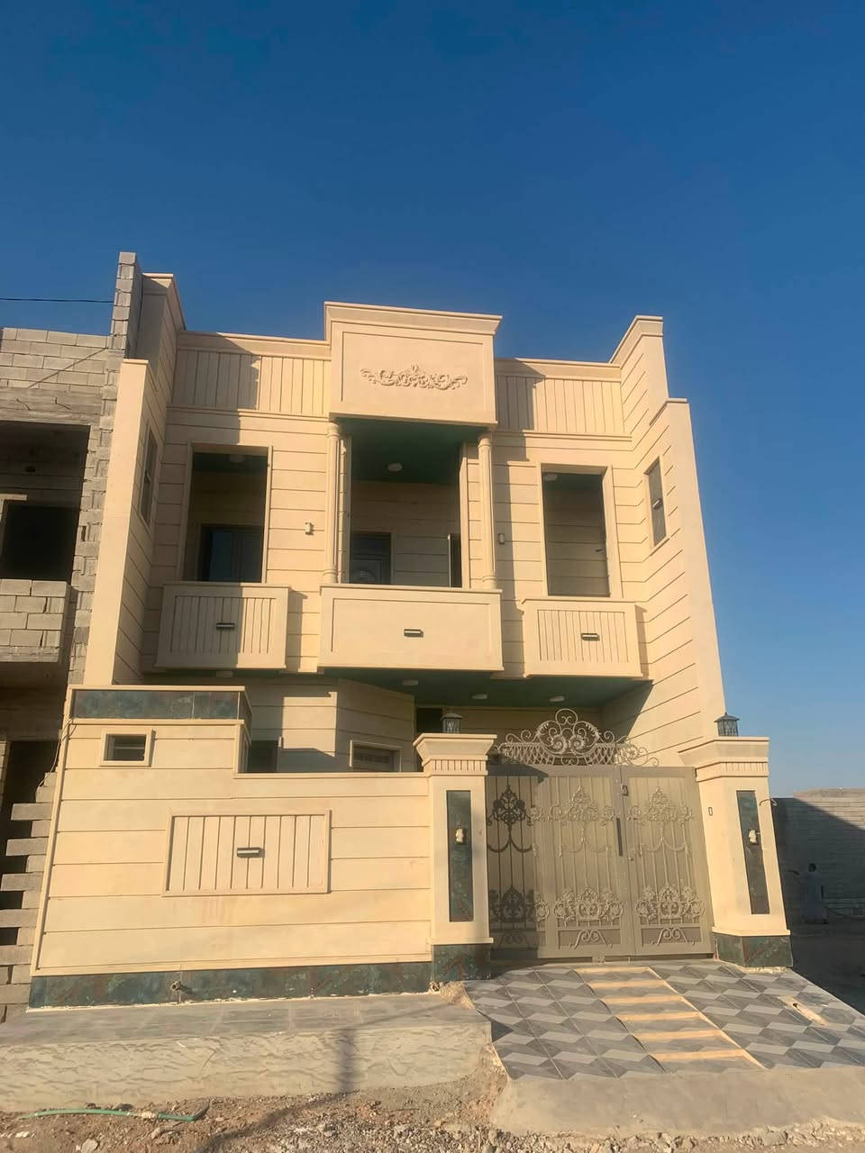 السلام عليكم دار للبيع مساحه 150متر 7.5م &20م شارعه 12متر في تكريت الديوم حي التصنيع📍
غرف نوم 4 واستقبال وصاله ومطبخ🏠
ومجموعه صحيه 3 سحب مغربي بالكامل 
واجهيه حجر شغل جناي درجه أولى
للأستفسار اكثر ***********📞
