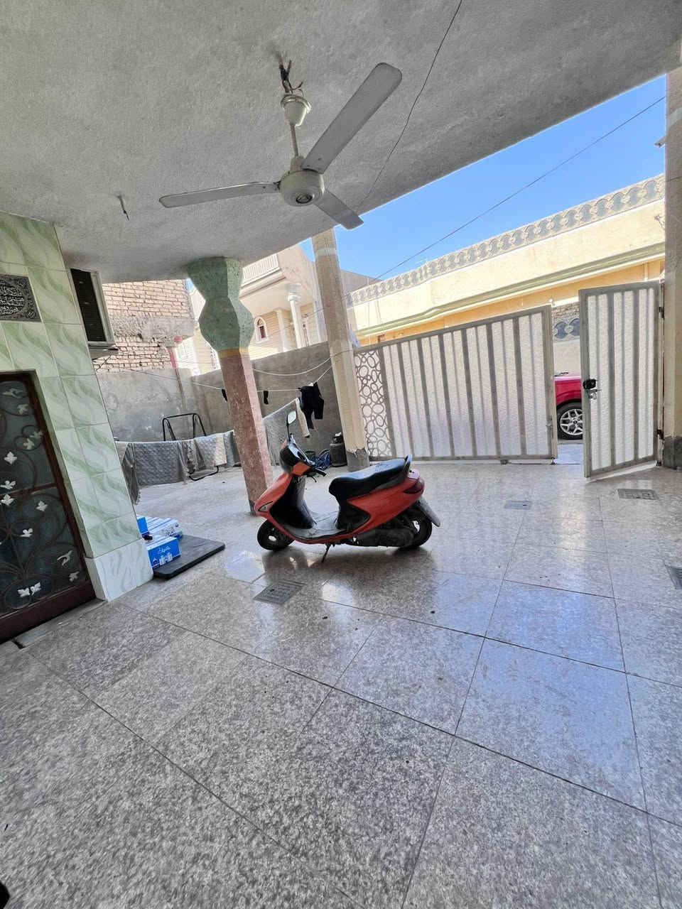 السلام عليكم
دار للبيع 
الموقع الشاوي / الجمهورية الجديده
يقع على الشارع الرئيسي عل حي الزهراء ثاني بيت 
المساحه ٢٢٥متر 
 اربع غرف نوم  
اثنين مطبخ 
ووصالة وهول ومخزن كبير 
اربع حمامات
للاستفسار ***********
