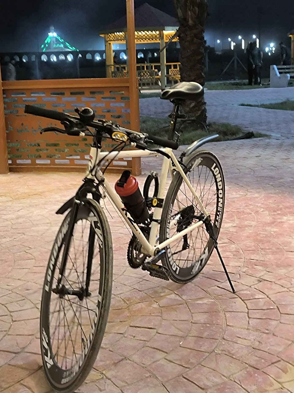 السلام عليكم
بايسكل c700 للمسافات البعيدة

بالة اوربي ماركة London لون أبيض

يتميز بالسرعة وخفة المشي والراحة بالمسافات البعيدة

نظافة القطعة ٨٥٪ ونصبتة تخبل 

گير خلفي ٧ / گير امامي ٣

البايسكل كامل على آخر حباية يعبرك محافظات مو بس مناطق ومايوكفك فقط بي ملاحظات كلش بسيطة فقط تنظيف والگير الخلفي يحتاج تقسيم 

مكاني البصرة / الزبير / شارع الجاهزة

سعر ١٨٠ الف وبي مجال بالي يرضيك وبخدمتك

يجيك وياه  / لايت أمامي / سطاب لايت خلفي / قفل / مطارة مياه 

رقم *********** / واتساب + اتصال الي يعجبك
