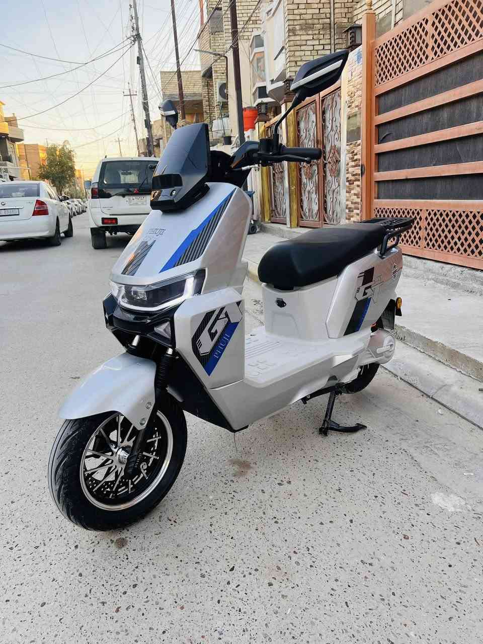 سلام عليكم ورحمه الله وبركاته
دراجه شحن نوع الملكه شركه فوجي 
موديل 2026  ماشيه 443 زيرو 
ملف 2000  بطاريات 6 كبار مسطره 
السرعه الحقيقيه 90 عدد التحويلات3
السعر 925 وبيه مجال بسيط جدا 
مكاني بغداد ***********
