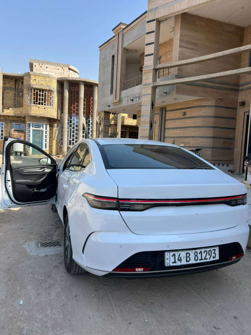 BYD دسترويل
موديل ٢٠٢٥
ماشيه ٦٠ الف
مبدل بيها الصندوك غير لون ومغلف ndf لون ابيض بيها بارد بالجنطه كلش قليل 
مكفوله من كلشي عده الجنطه 
سيارة باسمي وتحويل ثاني يوم
سعرها ١٧ مليون وبيها مجال قليل رقم الهاتف *********** البصرة, العراق
