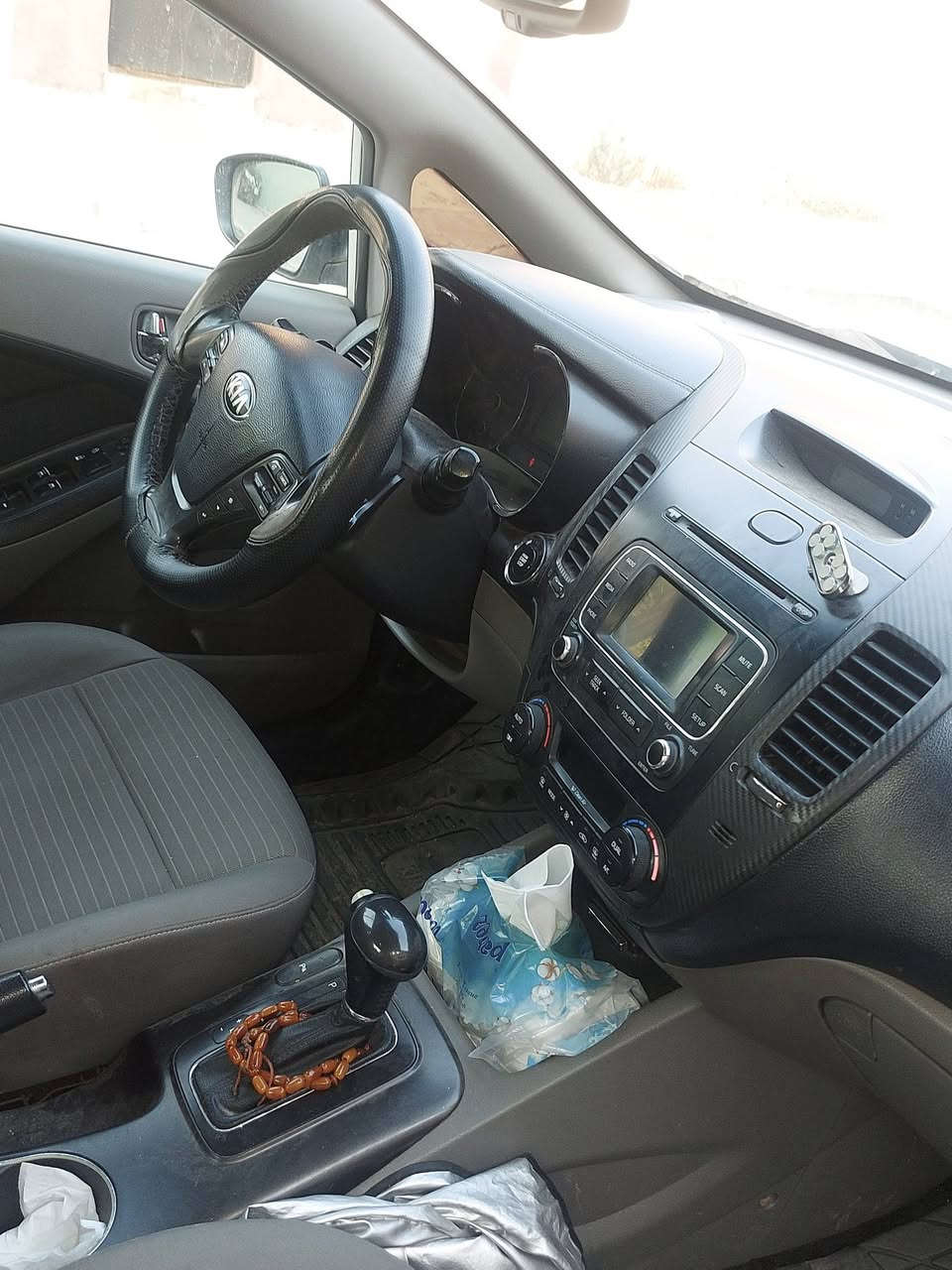 سيراتو 2013 فول للبيع
سلايت طكتين 
شفتات بلستيرن 
كامرة اصلية 
حساسات امامي خلفي 
لد نهاري
مرايات شفط 
ضررها ..الباب الخلف السايق بيه معجون والجاملغ هم بيه شوية والجاملغ الامامي امبدل 
السنوية بأسمي + كابون بانزين بيها 
***********
***********
