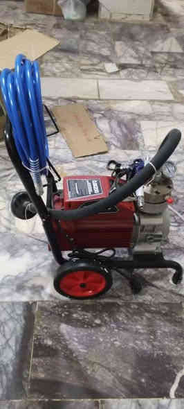 مرحبا شباب عندي مكاين لبيع بأسعار مناسبه ابوساعه جهاز جديد على فحص سعره ٣٢٥ملف نحاس درجه اولى اكو توصيل لجميع المحافظات العراق يرش بساعه واحده من ١٥٠الى ٢٠٠متر هذا شغالي ***********
