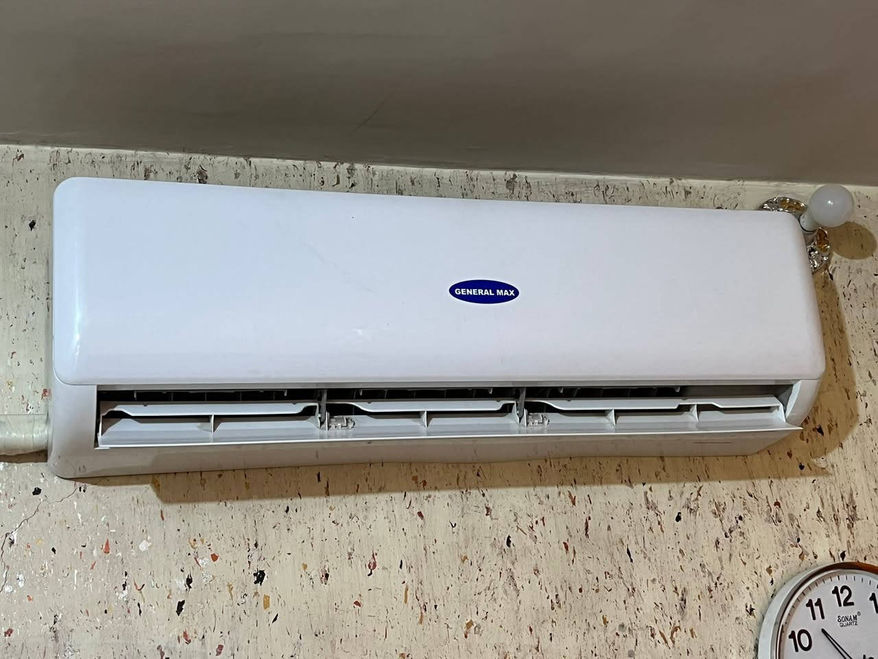 سبّلت  جنرال ماكس  ٢طن. حار بارد غازة ٢٢R  قبل سنة أخذتة موطورة بلاد ٤٢٥وبية مجال 
مكيف كرفت سعودي الااصلي ٢طن حار بارد تبريدة ثلج فقط 
مشحون غاز فرنسي  ٢٢٥وبية ومجال مكاني القادسية ١
‏***********
