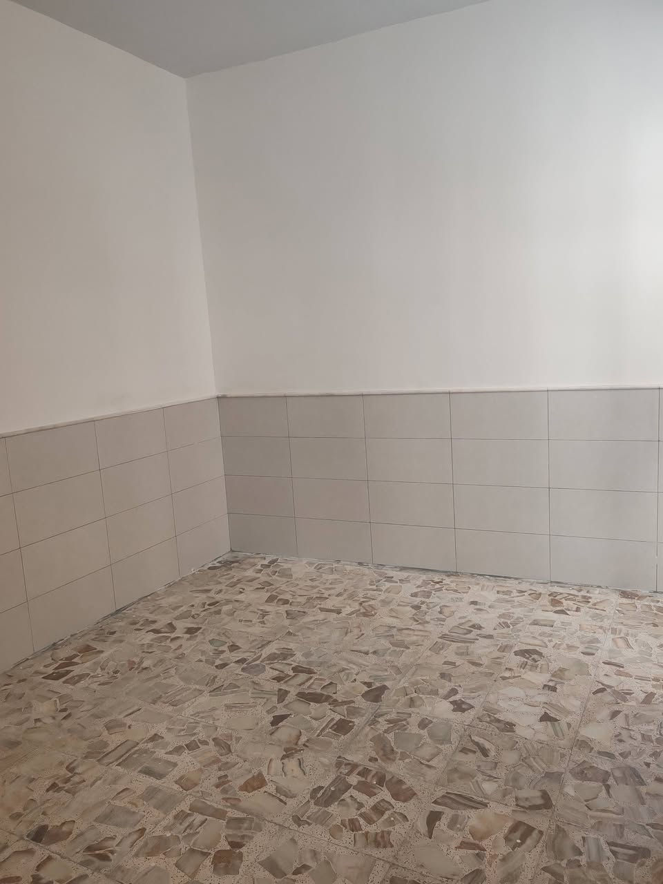 🏡✨ دار للبيع – حي الغدير ✨🏡
━━━━━━━━━━━━━━━━━━
📍 الموقع: حي الغدير
خلف المديرية – الكلبة الثانية – خلف المتنزه
━━━━━━━━━━━━━━━━━━
🚧 الشارع: صب (معبد)
📐 المساحة: 125 متر
━━━━━━━━━━━━━━━━━━
🧱 المواصفات:
🔹 بناء صب (طابوك)
🔹 مرتفع عن مستوى الشارع
🔹 غرفة نوم واحدة 🛏️
🔹 صالة + استقبال
🔹 طارمة
🔹 مطبخ حار / بارد 🍳
🔹 مجمعات صحية داخلية وخارجية 🚿
━━━━━━━━━━━━━━━━━━
📄 السند: طابو زراعي (سند 25)
🏠 الحالة: الدار خالية حالياً
━━━━━━━━━━━━━━━━━━
💰 السعر: مراسلة فقط
📱 واتساب / ماسنجر
📞 ***********
━━━━━━━━━━━━━━━━━━
⚠️ ملاحظة: موقع مميز وقريب من الخدمات
