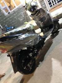 يحتاج بطاريات