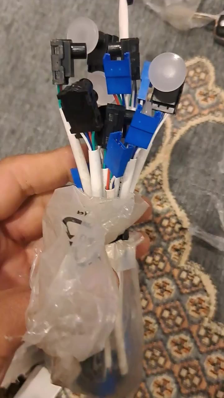 السلام عليكم طلعلي كامرات ٤٢ مالسيارات وفيش ولدات منو يريدهن واتساب ***********
