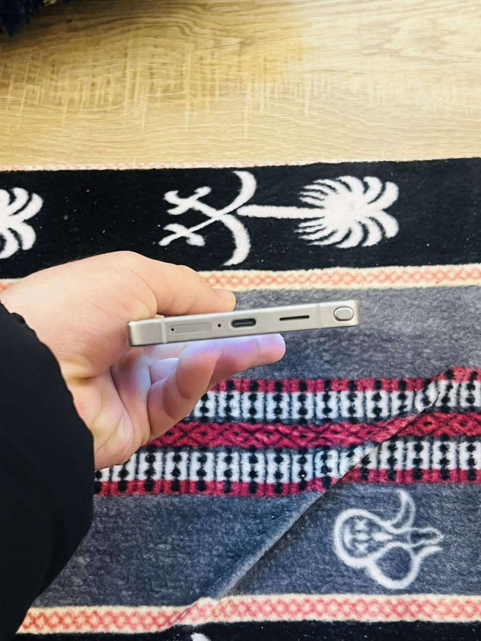 السلام عليكم ريلمي s 25 آلترا صارلي شهر من اخذته بعده جديده كامل ملحقات بس الضهر مفطور وسبب البيع اريد اخذ ايفون وذا اكو ايفون مراوس عادي مشتري بمليون و600 وعارضه بمليون و200 وبي مجال للتواصل :*********** والعنوان : الرمادي _ ال5 كيلو
