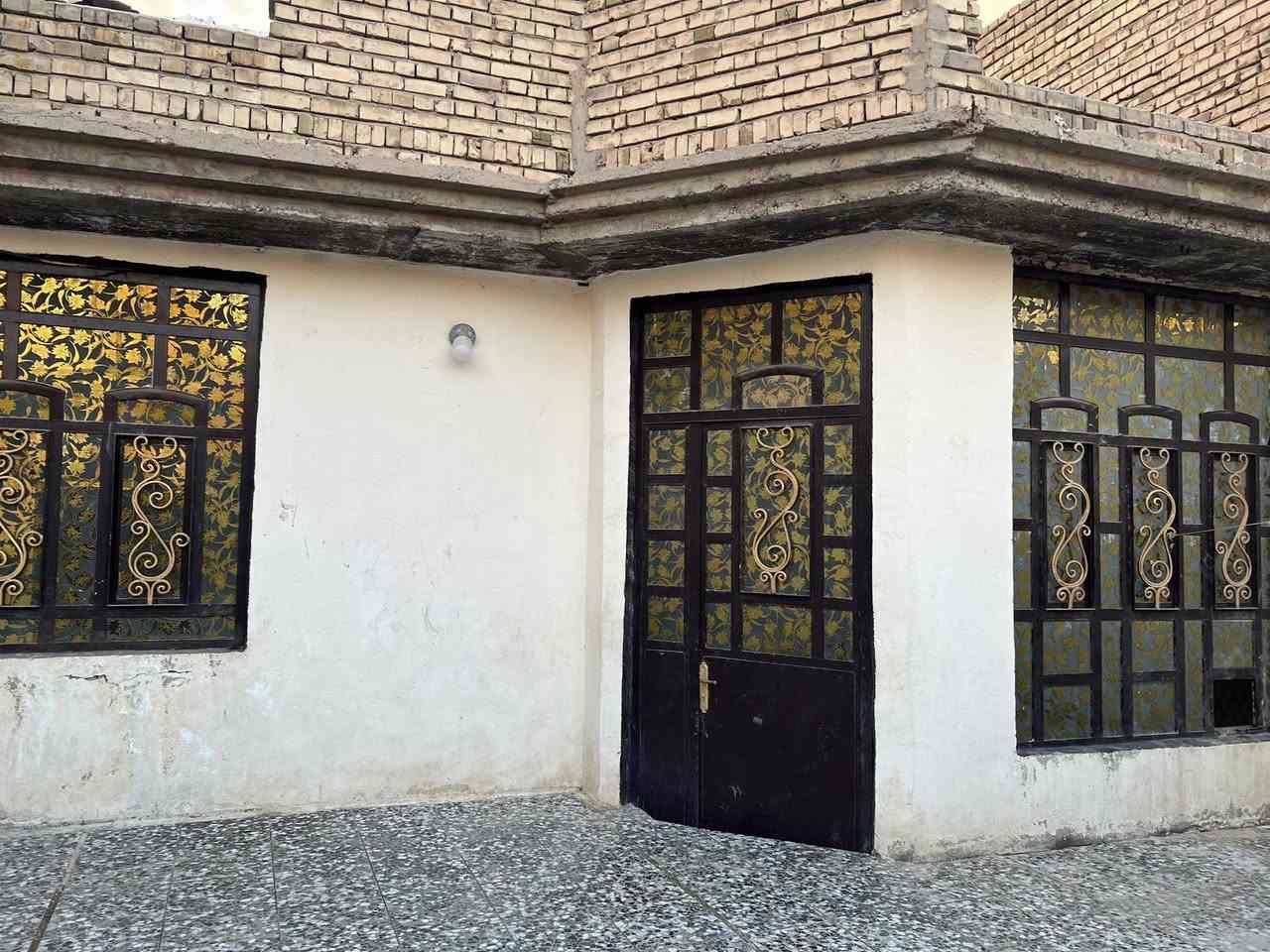 سلام عليكم بيت مساحه ٢٠٠ متر يقع في منطقة الدوانم مقابيل العبره مال الصافي طابق ونصف يحتوي على حوش وستقبال وغرفتين كبار  واجهه ١٠ ونزال ٢٠ ثامن بيت عن الشارع ٥ كيلو شارع عرضه اكثر من١٠ متر موقعه كلش حلو السعر 148 وبي مجال بسيط واي ستفسار هذا رقمي ***********
