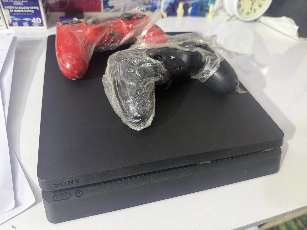 بلي ٤
مهكر 
مع كامل ملحقاتة 
جوستكات اصلية عدد ٢
العاب 
نظافة عالية استعمال قليل جدا 
ناصرية مركز ***********
