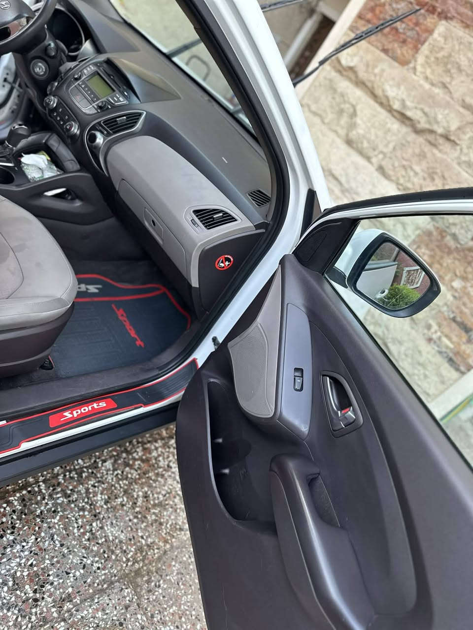 سلام عليكم توسان خليجي موديل 2014 مكفوله من صبغ بيها صبغ ربع دعاميه
وبيها بارد قبغ جنطه ع كد شبر مكينه كير مكفوله رقم جديد ماشي ٦٦ الف
مواصفات عاديه 160$ 
مكاني بغداد الشعب شارع الصحة ***********
