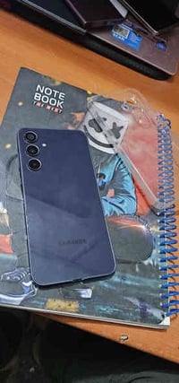 اي ٣٥ ذاكرة ٢٥٦ شرق اوسط دبل سيم كارت الجهاز نضيف بدون ملحقات مكاني مد...