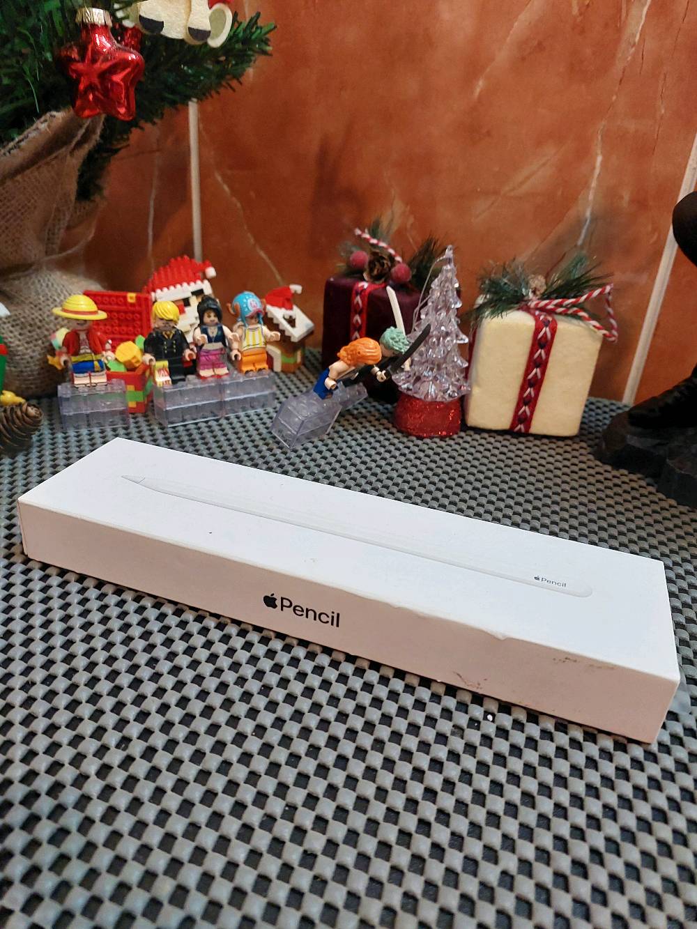 قلم ابل بينصل الجيل الثاني يستعمل لكافة ايباد ابل ويتم شحنة عن طريق وضعة بضهر الأيباد ويشحن بشكل مباشر
