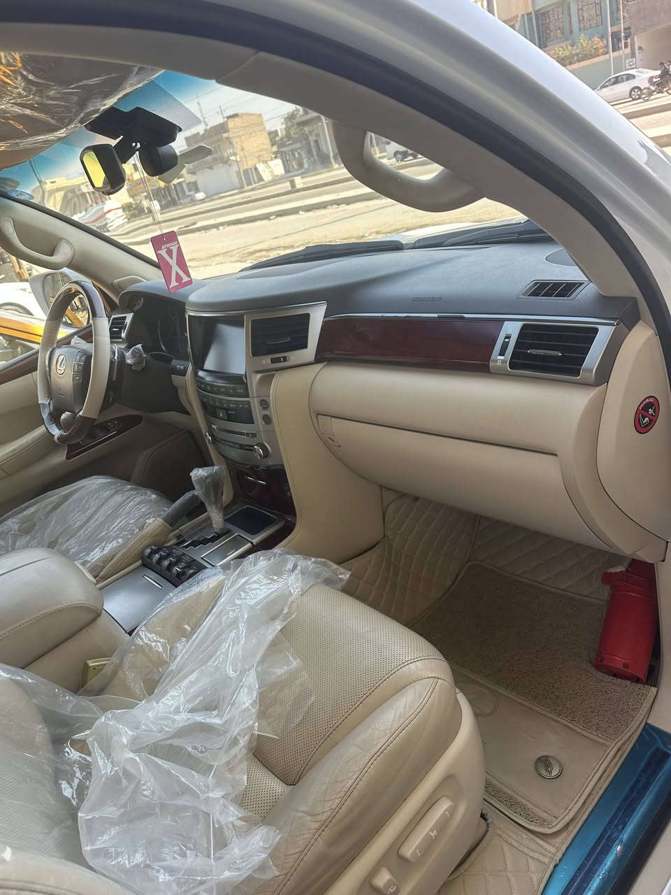 سلام عليكم لكزز ٢٠١٣السياره بحال الوكاله شرط السياره كفاله عامه من كلشي ضربه صبغ تبديل بارد جراد رقم سلمانيه بمسي صاره عنده ٧ سنوات ماشيه ١٠٠
 مكينه كير حداديه تبريد تخم تاير مكاني السماوه قضاء
سبيرها ما نزل ابد ستخدام شخصي 
 الرميثئ ***********
***********
