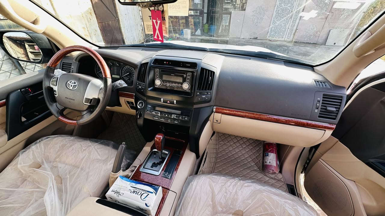 ﷽
‏‎سلام عليكم 

 للبيع  أو مراوس 

لاندكروز 2014   اصل  GXR  : جديد جدا 

رقم بغداد بسمي شخصاً 

معروفه موصفات  فول 

السياره احله من الصور بالحقيقه 

فول مواصفات 1/1:

1- فتحة 

2- بصمة 

4- حساس خلفي وامامي

5- ثلاجة 

6- 2 ء 

7- تشغيل عن بعد 

8-تحكم الكشن كهرباىي

9-كامرات 

10- 8  ايرباك 

11-دفع رباعي  

حجم المحرك: 4000 ✅

ملاحظة سيارا مكفول من صبغ وضربا وتبديل والبارد

جديدة بمعنى الكلمه شرط زيرو  تخم تاير حدادية تبريد جاهزة من كلشي مابيها اي نقص وبالعافية ع تكون من نصيبه                        

السيارة ماشية 88الف حقيقي 

السيارة بلادية من الدعامية لدعامية 

. سيارا رقم الإنكليزي. كامله بسمي 

*********** السعر 43.000
