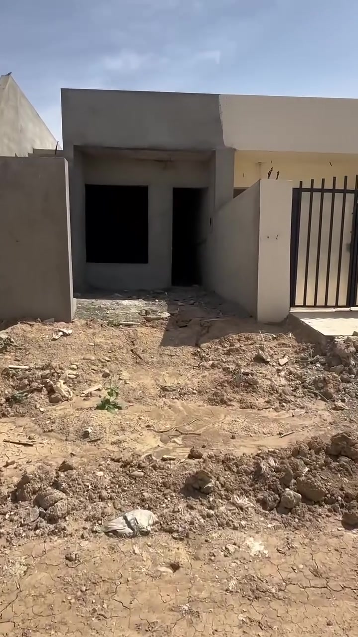 هيكل للبيع
100 متر بلدية رقم كوباني على شارع 20 بصف الركن 10 امتار بعيد عن التبليط 
لبخ ومجار وبواري كامل  باقيله شي قليل 
السعر 25 مليون وبي مجال بسيط
***********
